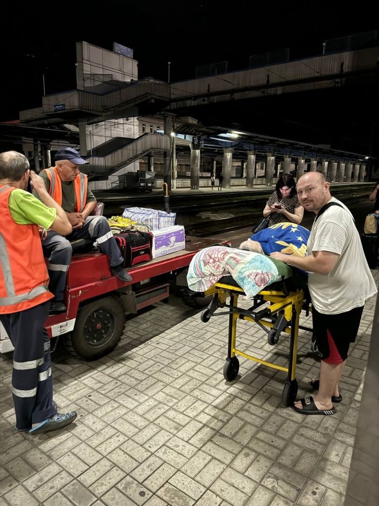 транспортування лежачих хворих до потягу