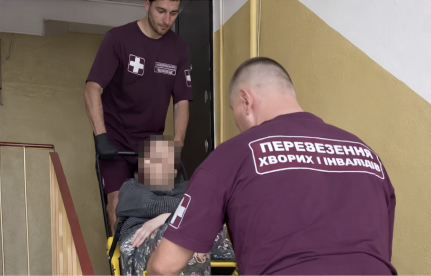 Особливості спуску хворих людей сходами